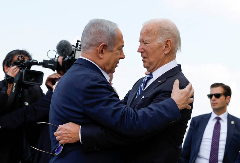 Тель-Авив, Израиль. Израильский премьер-министр Биньямин Нетаньяху приветствует президента США Джо Байдена