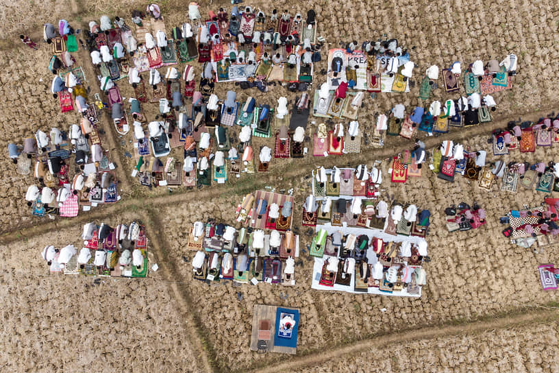 Западная Ява, Индонезия. Мусульмане молятся о дождях на высохшем рисовом полем