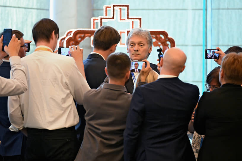 Пресс-секретарь президента России Дмитрий Песков (в центре) на форуме
