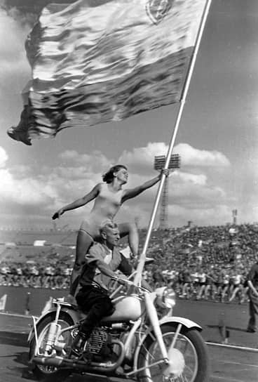 Также с 1956 года физкультурными парадами открывали Спартакиаду народов СССР