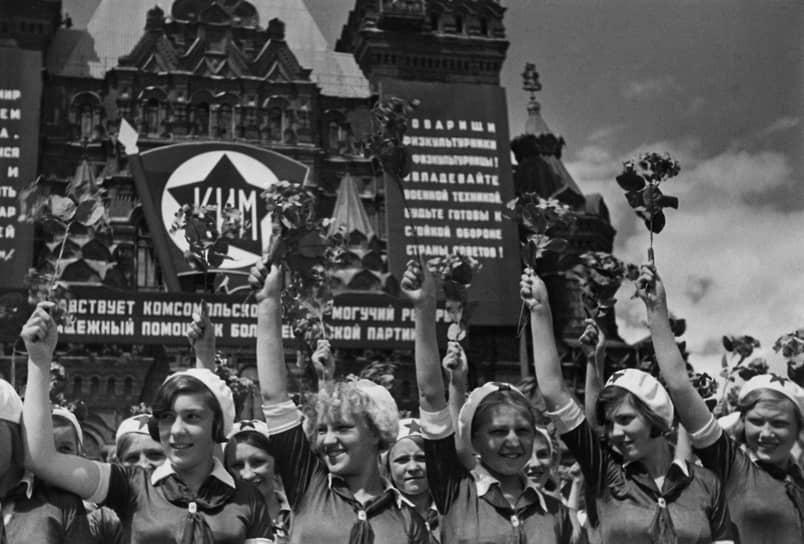 После торжественного марша на Красной площади проходили показательные выступления лучших спортивных организаций, физкультурных учебных заведений и отдельных делегаций союзных республик
