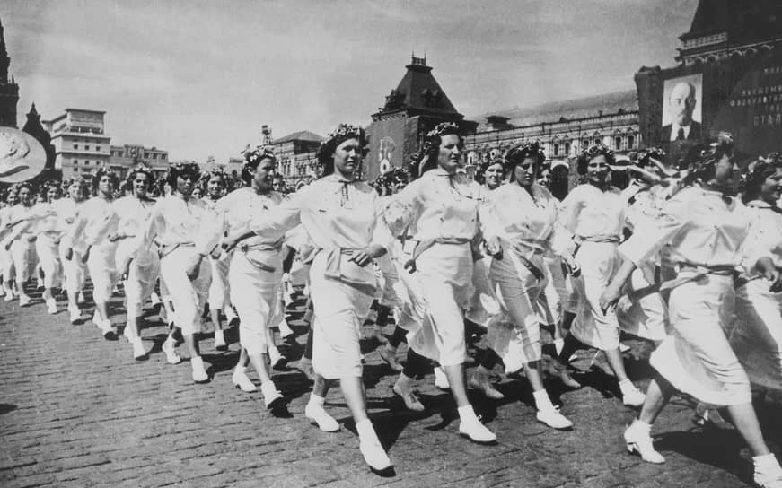 Физкультурники из Украины участвуют в параде на Красной площади в 1936 году 