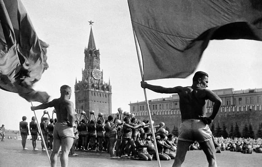 24 июля 1938 года на Красной площади в параде физкультурников приняли участие рекордные 35 тыс. человек
