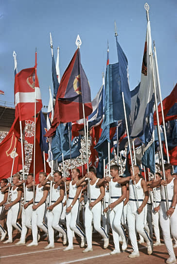 Колонна добровольного спортивного общества «Динамо» на параде физкультурников в 1967 году