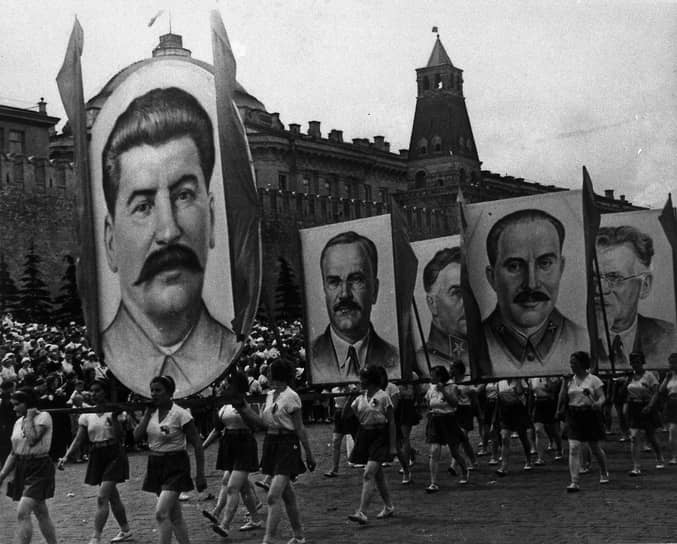До 1939 года физкультурные шествия устраивались от случая к случаю, в честь важных дат. Так, в 1937 году поводом для парада послужило 20-летие со дня Октябрьской революции