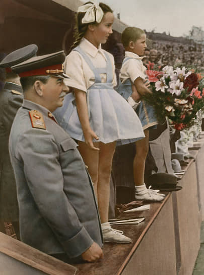 В 1935 году на параде физкультурников в Москве Иосиф Сталин был назван «лучшим другом пионеров», а в 1936 году на очередном спортивном празднике впервые появился лозунг: «Спасибо товарищу Сталину за наше счастливое детство!»
