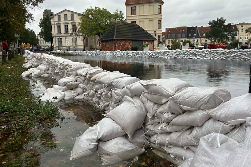 Висмар (Германия). Заграждения из мешков с песком, сдерживающие воду