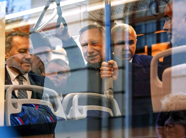 Санкт-Петербург. Губернатор Александр Беглов (в центре) осматривает новый трамвай