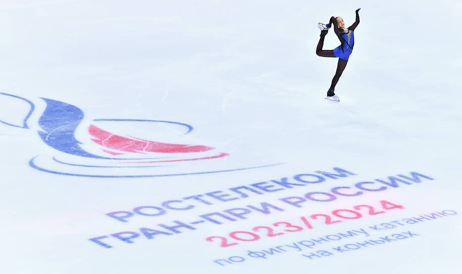 Ксения Губарева выступает на церемонии открытия