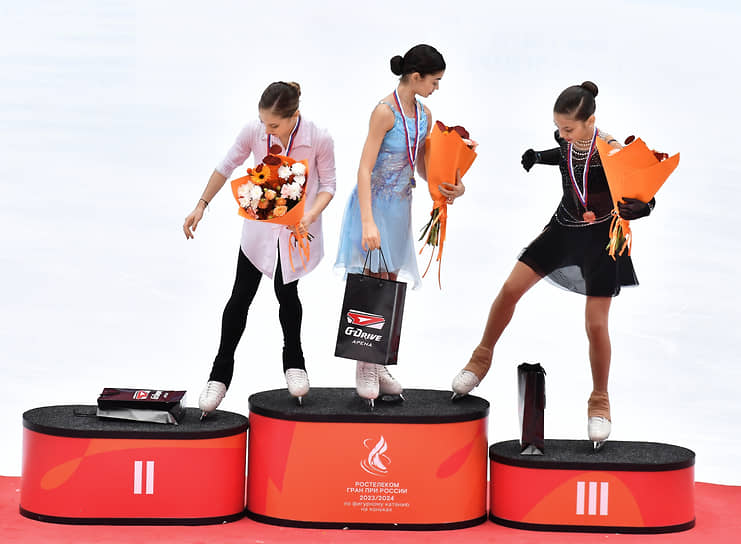 Церемония награждения. Слева направо: призеры в женском одиночном катании фигуристки Алина Горбачева (2-е место), Аделия Петросян (1-е место) и Мария Агаева (3-е место)