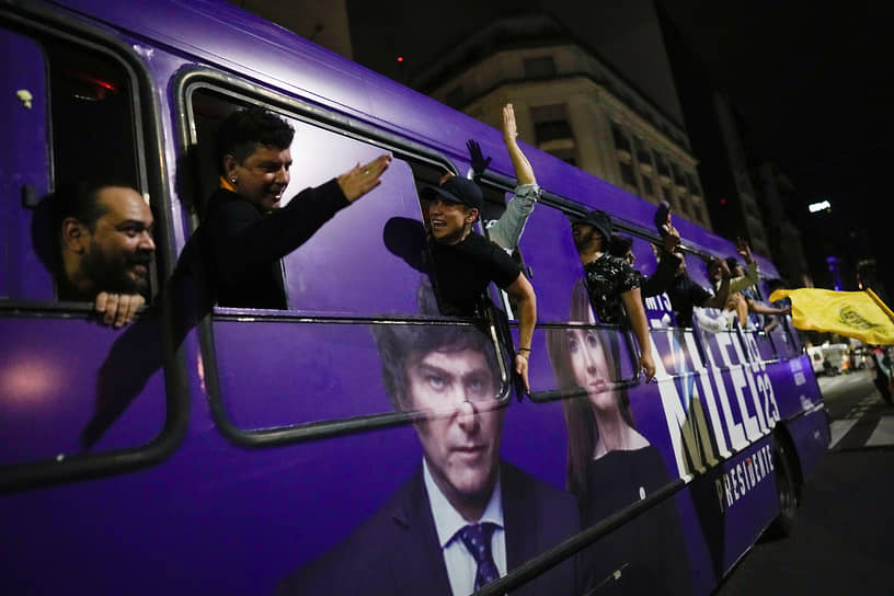 Буэнос-Айрес, Аргентина. Сторонники кандидата в президенты Хавьера Милея едут на агитационном автобусе после закрытия избирательных участков 