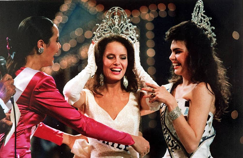 «Мисс Вселенная-1986» Барбара Паласиос Тейде (справа) из Венесуэлы вручает корону победительнице 1987 года Сесилии Болокко из Чили 