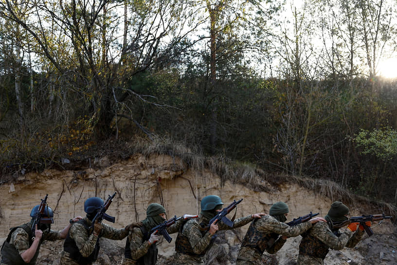 Киевская область, Украина. Добровольцы участвуют в военных учениях 