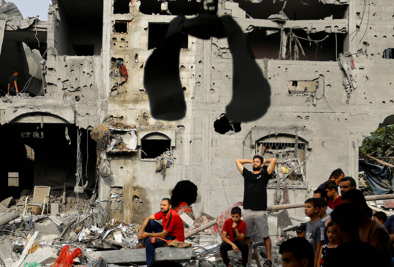 Хан-Юнис, сектор Газа. Поиск жертв на месте ракетных ударов со стороны Израиля