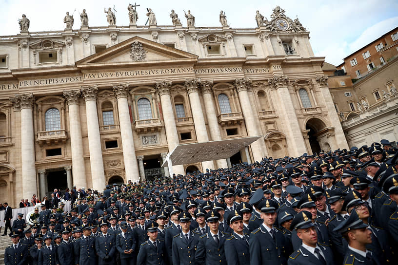 Ватикан. Сотрудники финансовой полиции на еженедельной общей аудиенции папы римского на площади Святого Петра 