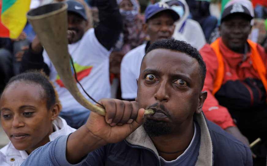 Аддис-Абеба, Эфиопия. Мужчина дует в традиционную трубу на праздновании Дня вооруженных сил Эфиопии