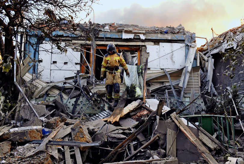 Донецк. Сотрудники МЧС на месте разрушенного в результате обстрела дома