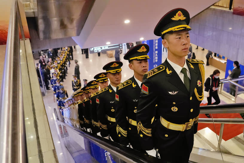 Пекин, Китай. Солдаты почетного караула на 10-м Сяншаньском форуме
