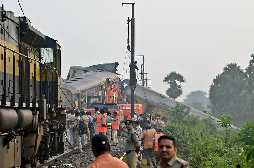 Визианагарам, Индия. Спасатели и полицейские на месте столкновения двух пассажирских поездов