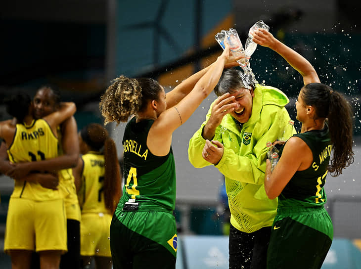 Сантьяго, Чили. Бразильские баскетболистки Габриэлла Дарриго (слева) и Карина Дос Сантос празднуют победу в финале Панамериканских игр