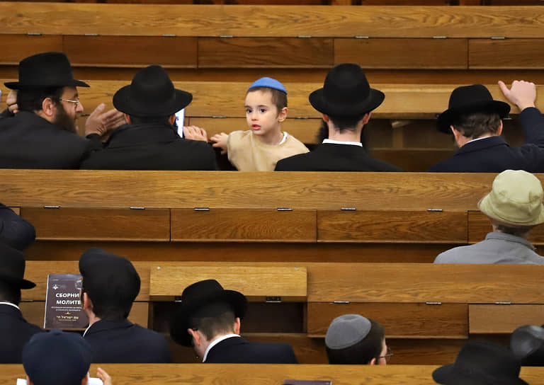 Санкт-Петербург, Россия. Верующие молятся за Израиль в Большой хоральной синагоге