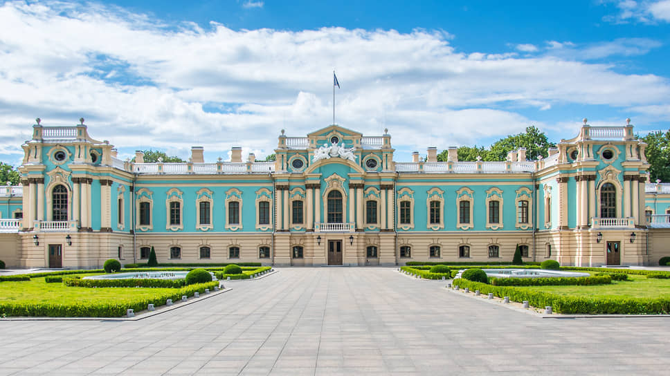 Мариинский дворец в Киеве был заложен по заказу императрицы Елизаветы Петровны в 1744 году. Проект здания был разработан Бартоломео Растрелли