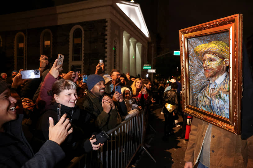 Нью-Йорк, США. Мужчина в костюме картины Ван Гога на ежегодном параде на Хэллоуин