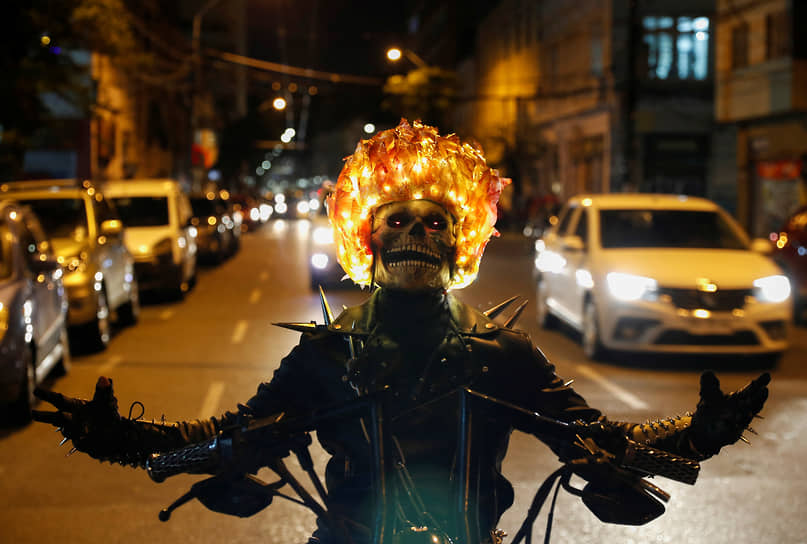 Вальпараисо, Чили. Мужчина в маске из фильма «Призрачный гонщик»