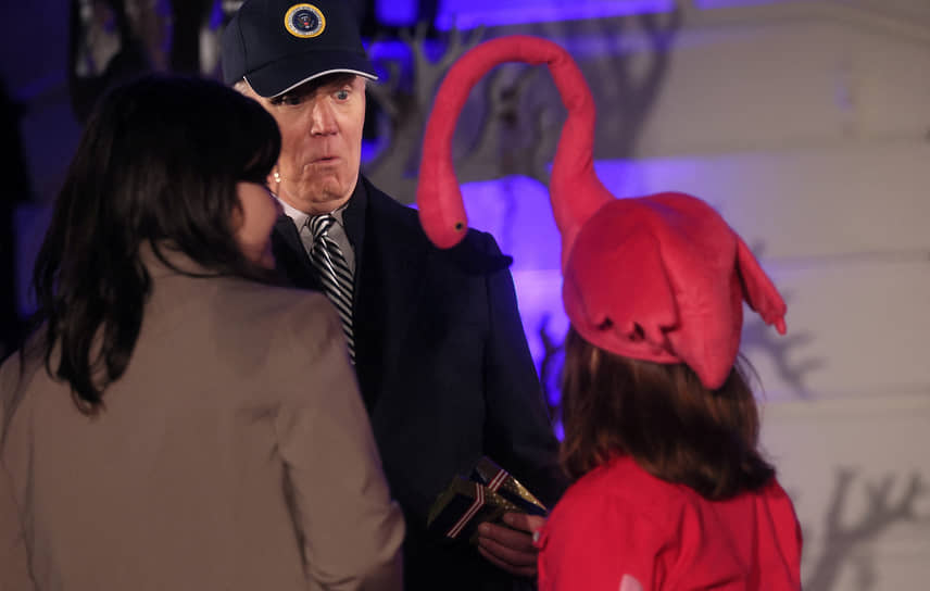 Вашингтон, США. Президент Соединенных Штатов Джо Байден раздает детям книги и конфеты в Белом доме