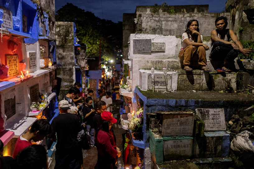 Марикина, Филиппины. Местные жители посещают кладбище в День всех святых