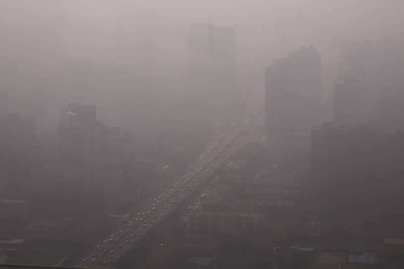 Пекин, Китай. Город окутан смогом 