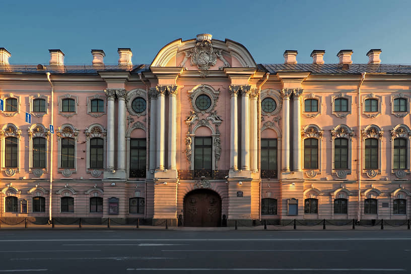 Дворец Строгановых, построенный по проекту архитектора Бартоломео Растрелли в 1753—1754 годах, один из образцов растреллиевского «барочно-рокайльного стиля». В настоящее время в нем расположен филиал Государственного Русского музея