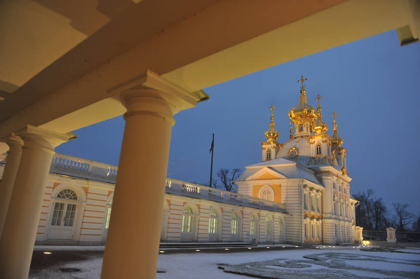 Основное здание дворцово-паркового ансамбля «Петергоф»
