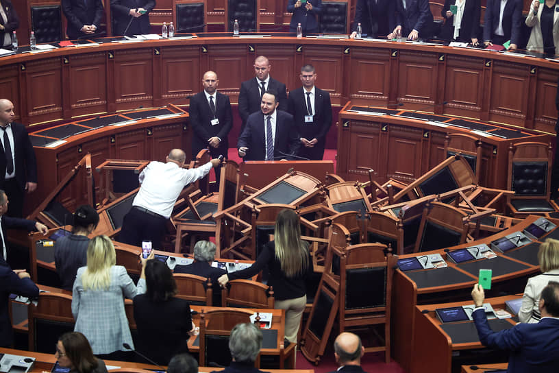 Тирана. Оппозиционные законодатели попытались сорвать сессию парламента, протестуя против правящей Социалистической партии Албании
