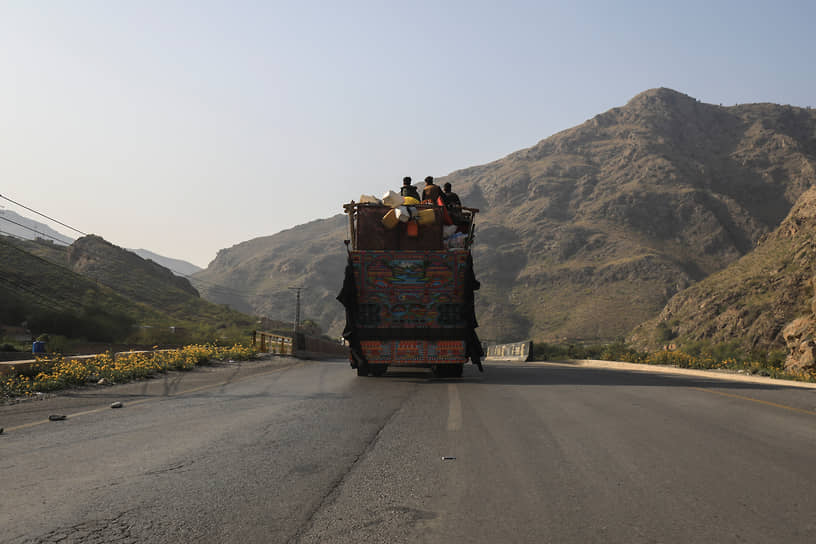 Торкхам, Афганистан. Афганцы на грузовике на афгано-пакистанской границе