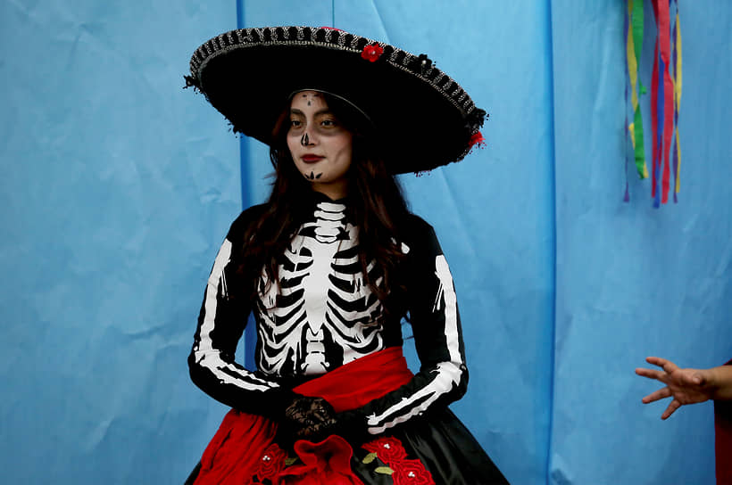 Девушка на выставке «День мертвых» в американском городе Аламо