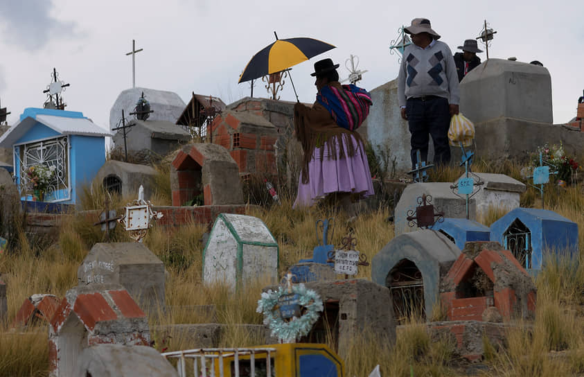 Посетители кладбища в городе Эль-Альто, Боливия