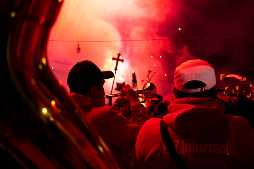 Музыканты выступают на параде Muerteada в Сан-Агустин-Этла