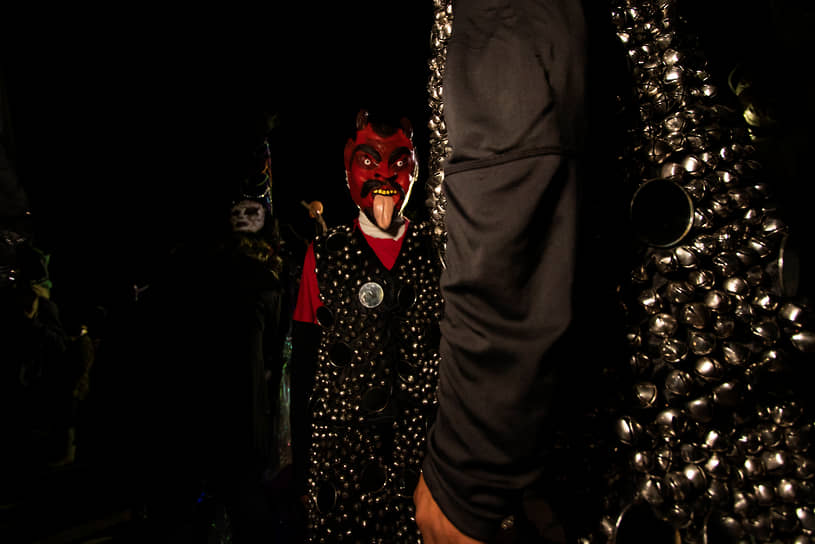 Мужчина в костюме дьявола на параде Muerteada в мексиканском городе Сан-Агустин-Этла