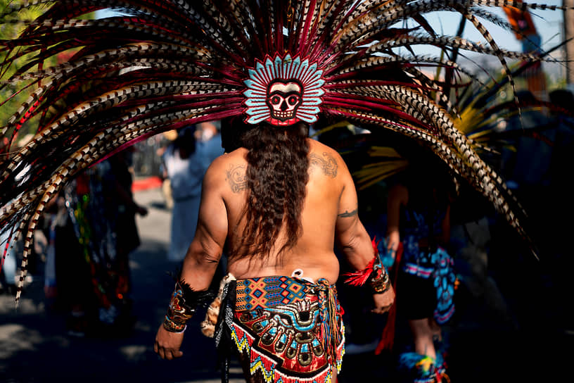 Женщина в костюме ацтекской танцовщицы на кладбище Hollywood Forever в Лос-Анджелесе