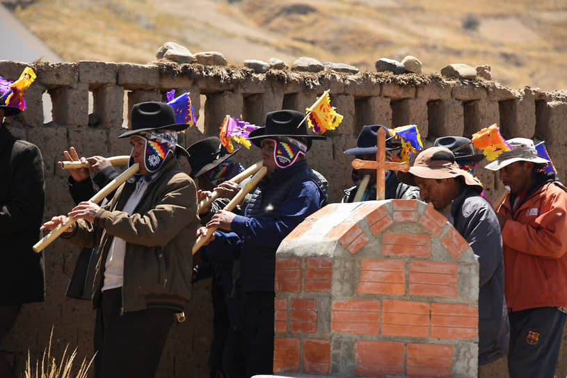 Музыканты в День мертвых в Керани, Боливия