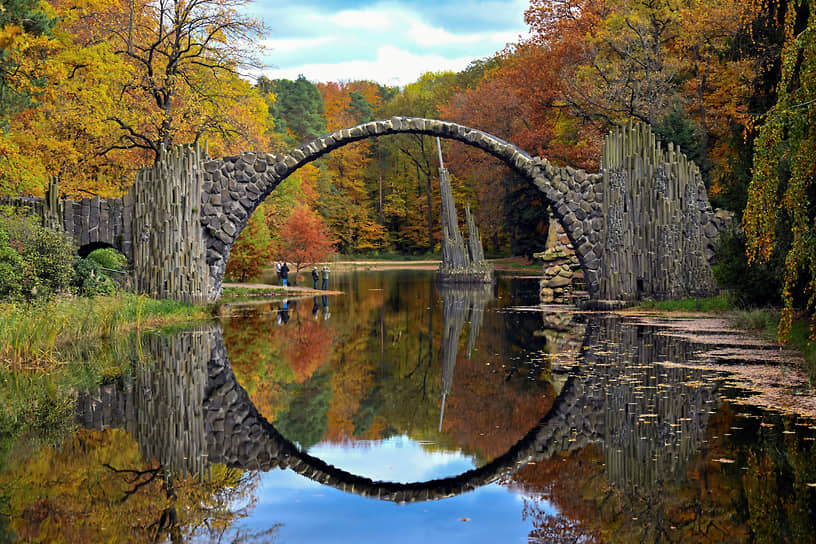 Кромлау, Германия. Мост Ракотцбрюке в парке азалий и рододендронов