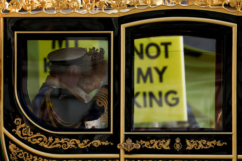 Лондон. Король Великобритании Карл III с супругой Камиллой проезжают мимо протестующих на открытии сессии парламента


