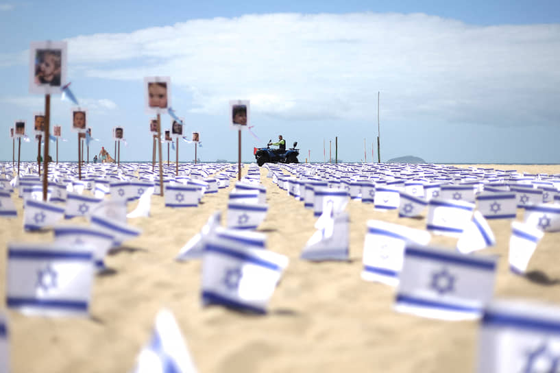 Рио-де-Жанейро, Бразилия. Инсталляция на пляже Копакабана в память о жертвах нападения «Хамаса» на Израиль 7 октября 