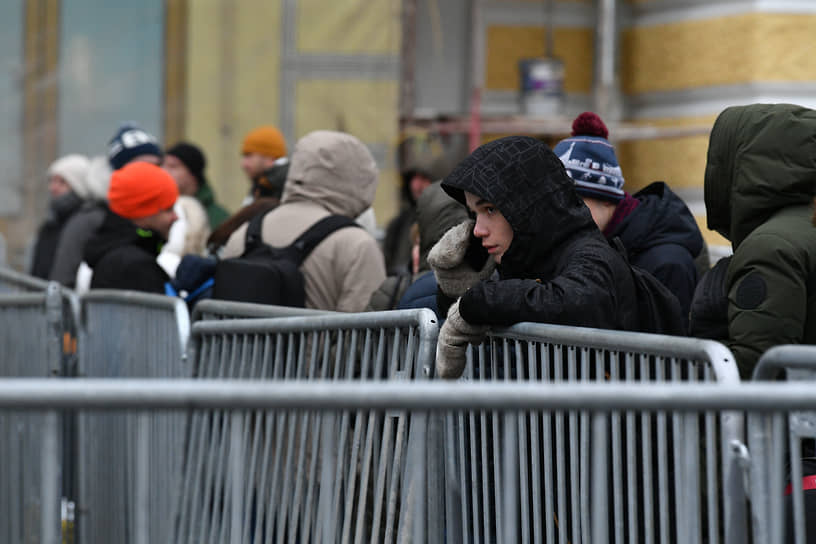 Очереди выстроились, так как в первые дни предварительной продажи билеты на балет «Щелкунчик» можно купить только в кассах 