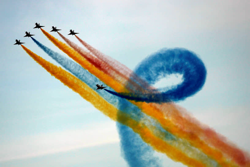 Дубай, ОАЭ. Выступление пилотажной группы ВВС Италии на открытии международной авиационно-космической выставки Dubai Airshow