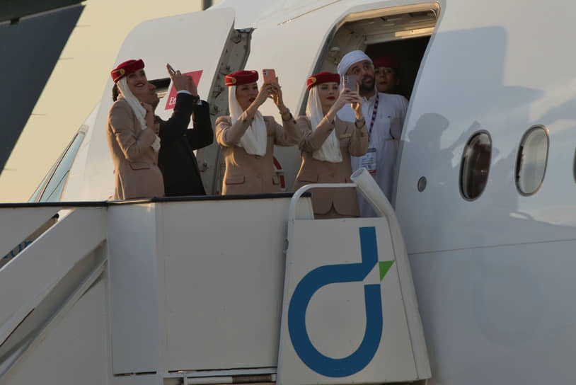 Сотрудники авиакомпании Emirates наблюдают за демонстрационными полетами