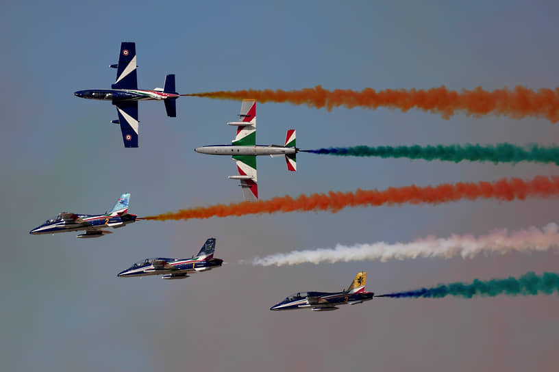 Пилотажная группа итальянских ВВС на открытии авиасалона в Дубае