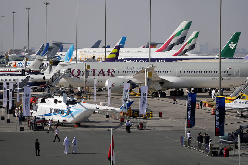 Посетители авиасалона в Дубае 