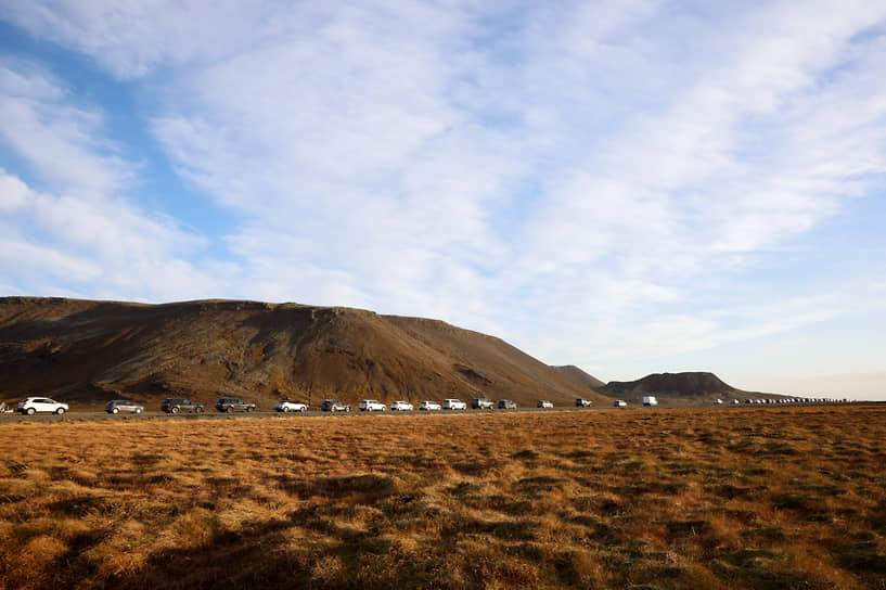 Гриндавик, Исландия. Автомобили местных жителей, эвакуированных из-за угрозы извержения вулкана, которым ненадолго разрешили вернуться в свои дома